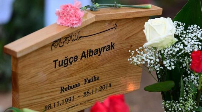Mit Blumen bedeckt ist das Grab der getöteten Studentin Tugce Albayrak. Foto: Boris Roessler