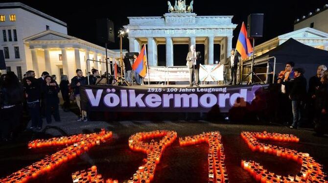 In Berlin versammelt sich der »Lichterzug der Vergessenen« anlässlich des 100. Jahrestages des Beginns der Massaker an den Ar