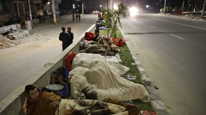 Nach dem katastrophalen Erdbeben schlafen Menschen in Kathmandu auf offener Straße.