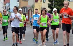 Schwitzen am Alten Rathausbuckel: 326 Läufer stellten sich dem zehn Kilometer langen Hauptlauf. GEA-FOTO: MEYER