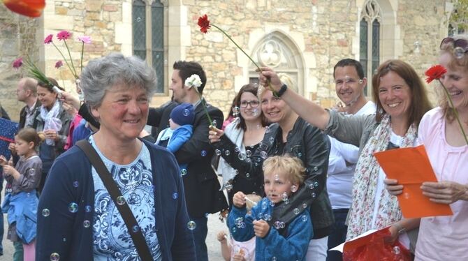 Mit einem Spalier vor der Clemenskirche überraschten kleine und große Weggefährten Margret Dölker bei ihrer Verabschiedung. FOTO