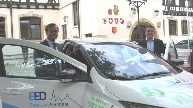 »Ich bin begeistert von dem Auto«, sagt der Geschäftsführer der Ermstal-Energie, Norbert Schmid (rechts), über das E-Fahrzeug, d