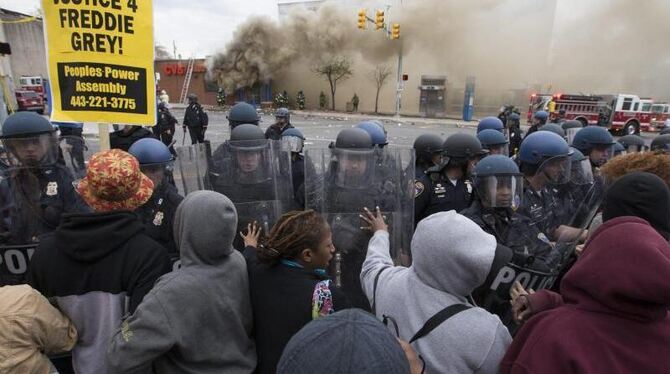 Polizisten und Demonstranten treffen aufeinander. Foto: Michael Reynolds