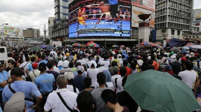 Auf den Straßen von Manila verfolgen Tausende die Übertragung des Kampfes in Las Vegas. Foto: Ritchie B. Tongo