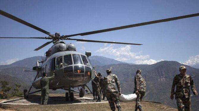 Nepalesische Soldaten beladen einen Hubschrauber: Die schwer vom Beben getroffenen Regionen im Norden sind nicht über Straßen
