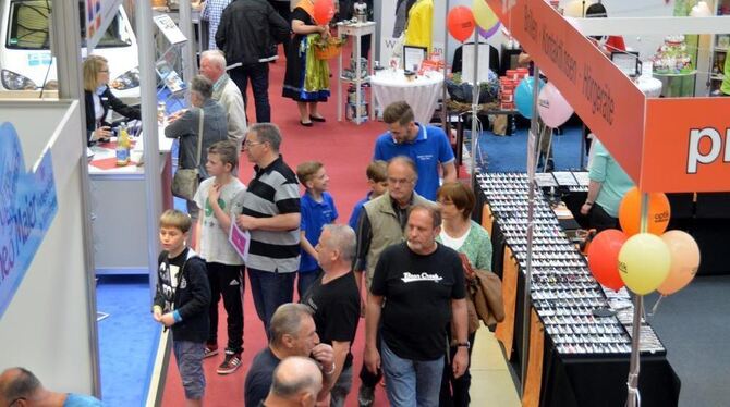 Die örtliche Wirtschaft ist ein Publikums-Magnet: Besucher der Steinlachmesse in Mössingen schlendern an allerlei Ständen vorbei