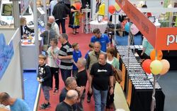 Die örtliche Wirtschaft ist ein Publikums-Magnet: Besucher der Steinlachmesse in Mössingen schlendern an allerlei Ständen vorbei