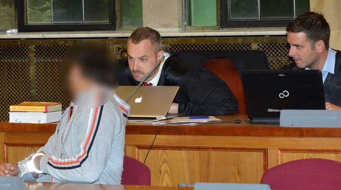 Der 30-jährige Angeklagte mit den Verteidigern Andreas Baier und Markus Okolisan. GEA-FOTO : MARKUS NIETHAMMER