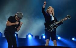Die beiden haben noch immer jede Menge Spaß am Rock ’n’ Roll: Sänger Brian Johnson (links) und Angus Young. GEA-FOTO: JÜRGEN MEY