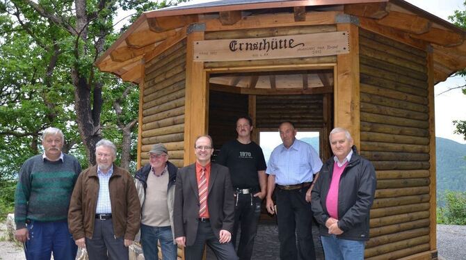 Mitglieder des Pfullinger Albvereins, der Arbeitsgemeinschaft Naturschutz und des Bauhofs haben beim Neubau der Ernsthütte geholfen. Bürgermeister Michael Schrenk (Mitte) freut sich darüber