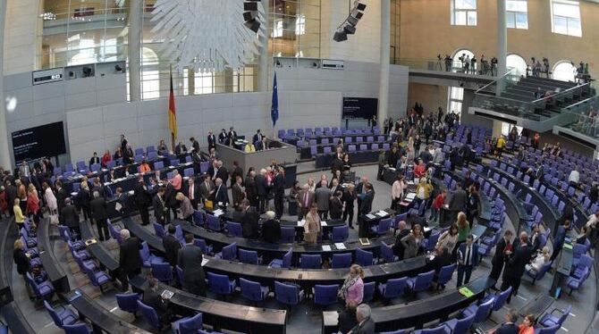 Die Abgeordneten des Bundestages stimmten am Freitag im Plenarsaal in Berlin namentlich über das Gesetz zur Tarifeinheit ab.