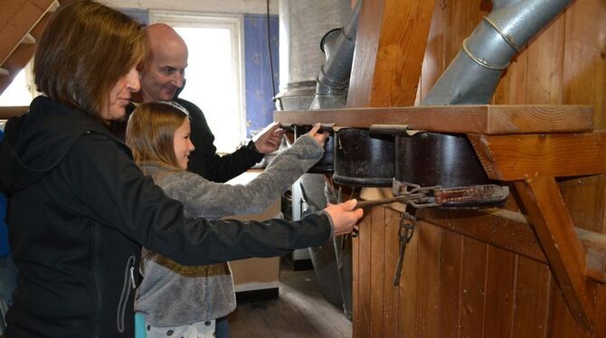 Auch die kleinen Besucher zeigten großes Interesse am Innenleben der alten Betzinger Mühle. FOTOS: CHATZINIKOLAOU