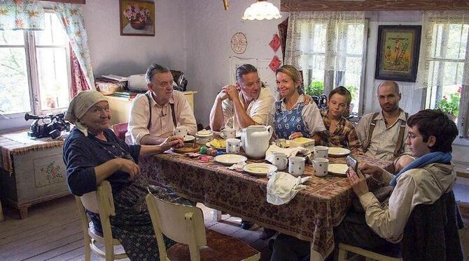 Die Familie am Esstisch in der Reality-TV-Serie »Urlaub im Protektorat«. Foto: CT