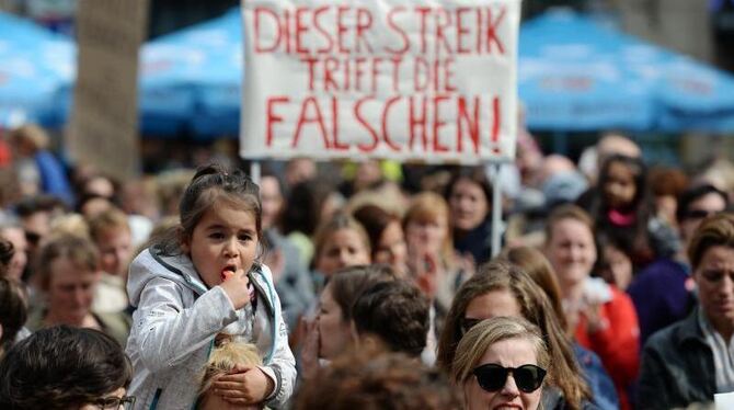 Kundgebung zum Kita-Streik in München: Beschäftigte kommunaler Kitas befinden sich seit drei Wochen im Streik. Foto: Andreas