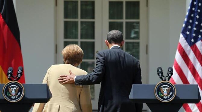 US-Präsident Obama und Bundeskanzlerin Merkel verlassen eine Pressekonferenz im Rosengarten des Weißen Hauses in Washington.