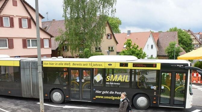 Drumherum kommen sie nicht: Auch Gelenkbusse müssen mitten über den provisorischen Kreisverkehr in der Walddorfer Ortsmitte fahr