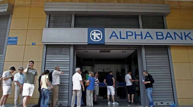 Griechen stehen Schlange vor einem Geldautomaten in Athen.