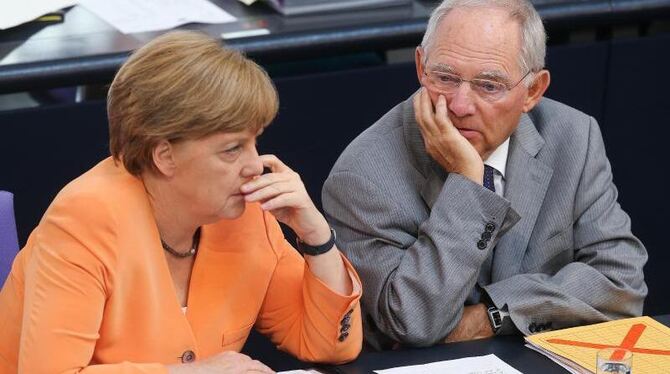 Angela Merkel und Wolfgang Schäuble wollen das Ergbnis der Volksbefragung abwarten. Foto: Wolfgang Kumm