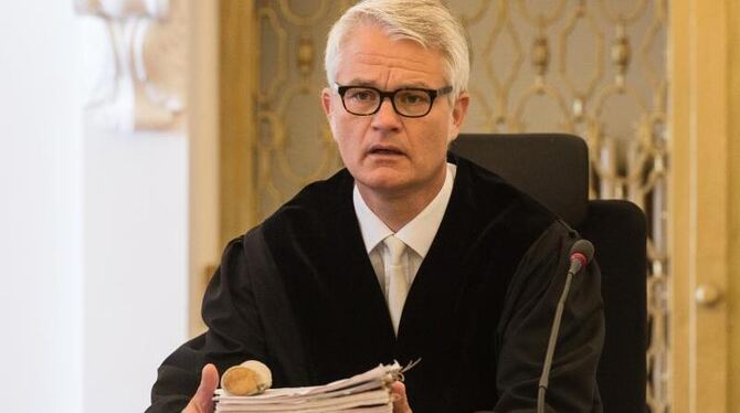 Richter Lars Petersen sitzt im Amtsgericht Freiburg im Sitzungssaal. Nach einem tödlichen Unfall mit Fahrerflucht unter Alkoh