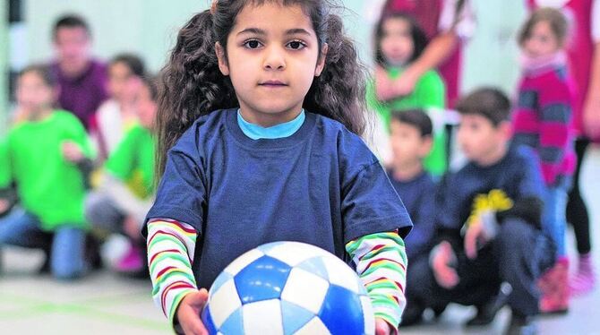 »Hast Du einen Ball für uns?« Flüchtlingskinder – aber nicht nur sie – möchten gerne mithilfe des Sports der Tristesse ihres All