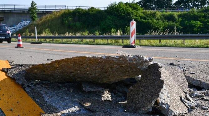 Wegen der großen Hitze ist eine Betonfahrbahn auf der A5 bei Heidelberg aufgebrochen. Foto: René Priebe