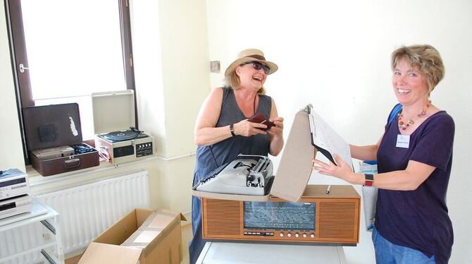 Darf‘s ein Röhrenradio oder eine Schreibmaschine sein? Susanne Kohler (Mitte) ist bei Stephanie Püchner fündig geworden. FOTO: P