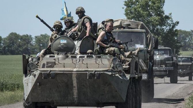 Ukrainische Militärfahrzeuge im Osten des Landes auf dem Weg zu einem Einsatz. Foto: Sergey Polezhaka