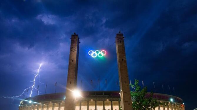 Blitze zuckten beim Konzert von Helene Fischer über den Himmel am Olympiastadion in Berlin. Foto: Matthias Balk