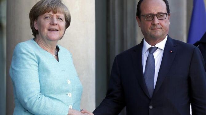 Bundeskanzlerin merkel wird in Paris von Staatspräsident Hollande begrüßt. Foto: Etienne Laurent