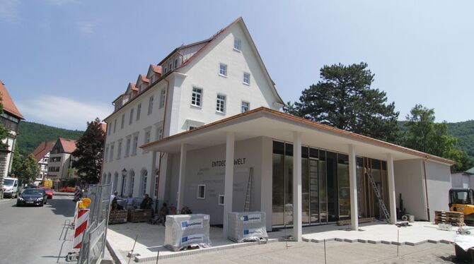 Das neuen »Haus des Tourismus« in Bad Urach, wenige Tage vor seiner Einweihung.  FOTO: FINK