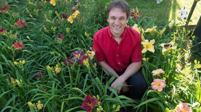 Viele Farben, viele Blütenformen, viele Größen: Unter anderem die Vielfalt fasziniert Bernhard Krismer an den Taglilien.  FOTO:
