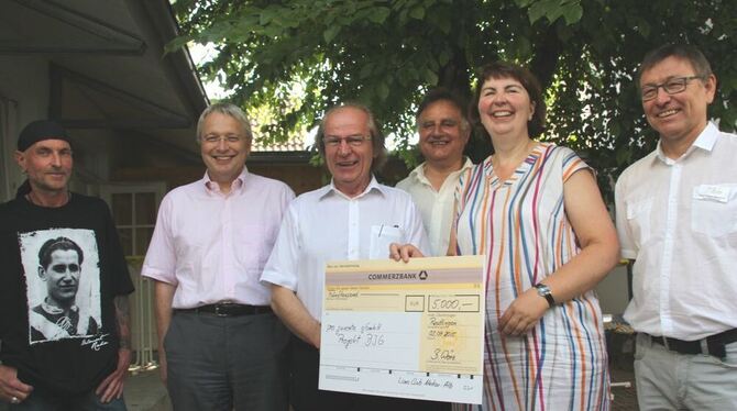 Barbara Wörz von den Lions Neckar-Alb übergibt eine Spende in Höhe von 5 000 Euro für die Einrichtung einer Sozialgenossenschaft