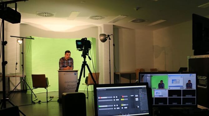Student Harun Saglam beim Videodreh vor einem »Greenscreen« – damit kann hinter Moderatoren, wie bei TV-Sendungen, ein anderer H
