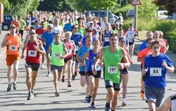 Großes Teilnehmerfeld: Fast 150 Läufer starteten im Hauptlauf.  GEA-FOTO: PACHER