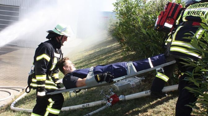 Bei der Bergung der Verletzten waren die Feuerwehrmänner gefordert. FOTO: STRAUB