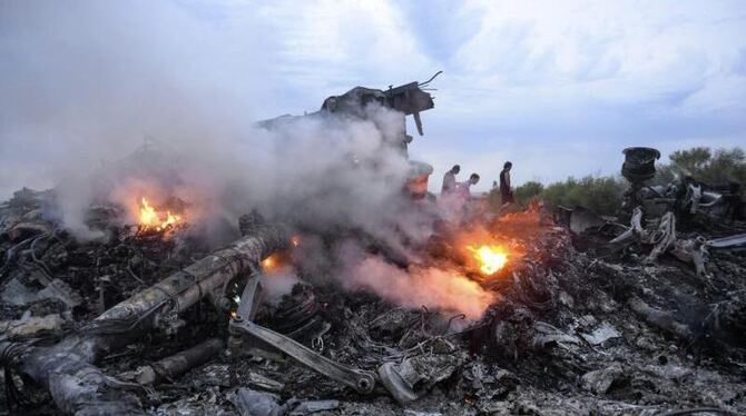 Brennende Wrackteile der abgeschossenen Boeing in der Ostukraine. Foto: Alyona Zykina/Archiv