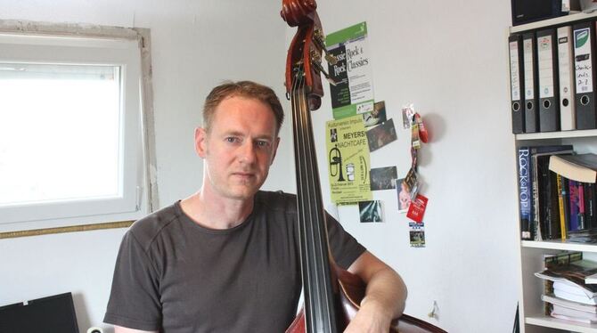 Alex Uhl hat sein musikalisches Handwerk von der Pike auf gelernt.  GEA-FOTO: STRÖHLE