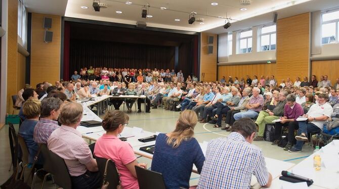 Mehr als 500 Zuhörer verfolgten in der Gemeindehalle die gemeinsame Sitzung des Pliezhäuser Gemeinderats sowie der Ortschaftsrät