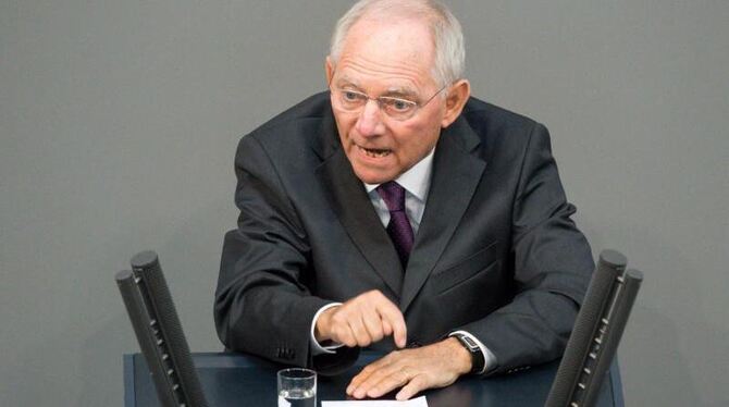 Finanzminister Schäuble spricht im Bundestag in Berlin. Foto: Bernd von Jutrczenka/Archiv
