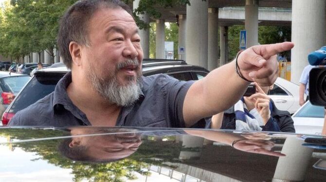 Endlich reisen: Ai Weiwei nach seiner Ankunft in München. Foto: Peter Kneffel