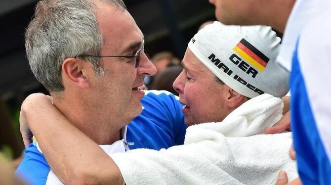 Angela Maurer vergießt in den Armen ihres Trainers Freudentränen. Photo: Martin Schutt Foto: Martin Schutt