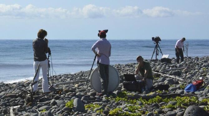 Fernsehteams dokumentieren die Suche nach weiteren Wrackteilen auf La Réunion. Foto: STR