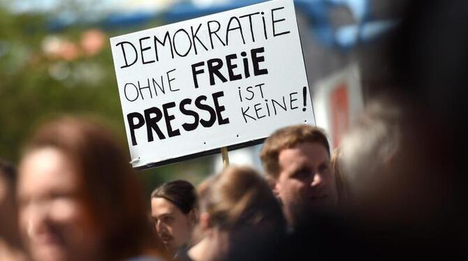 Internetaktivisten protestieren in Berlin gegen die staatsanwaltlichen Ermittlungen gegen Netzpolitik.org wegen Landesverrats