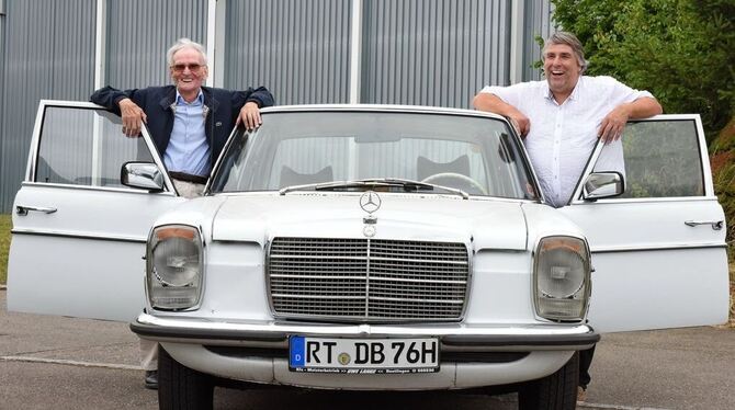 Der Vater hatte sie alle: Hans-Ulrich Kübler (rechts) fährt das Auto, von dem Ernst (links) gleich mehrere hatte. GEA-FOTO: PACH