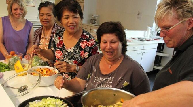 Überzeugt von der Nachhaltigkeit des Kochkurses zeigen sich die Teilnehmerinnen im Haus der Familie. FOTO: LEISTER