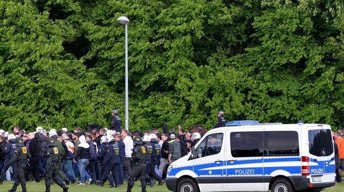So sieht das aus, wenn Fans von der Polizei begleitet werden müssen - eine Szene vom Spiel des SSV Reutlingen gegen den SSV Ulm