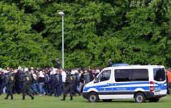 So sieht das aus, wenn Fans von der Polizei begleitet werden müssen - eine Szene vom Spiel des SSV Reutlingen gegen den SSV Ulm 