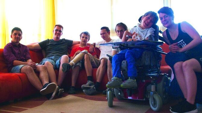 Jason, Robin, Adam, Felix, Turhan, Pierre und Lena (von links) verbrachten im Internat der Dreifürstensteinschule viel Zeit mite
