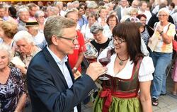 Das 30. Reutlinger Weindorf ist eröffnet: Bürgermeister Kreher stößt mit Wirte-Sprecherin Regine Vohrer an. GEA-FOTO: PACHER