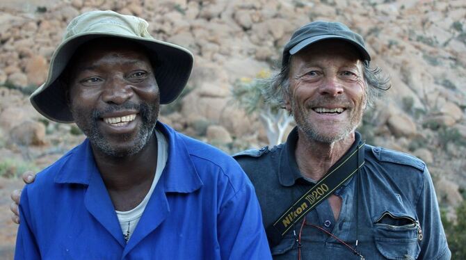 Dieter Luz in Namibia am Brandberg mit einem Guide nach einer mehrtägigen Tour zu alten Felszeichnungen. Foto: Privat